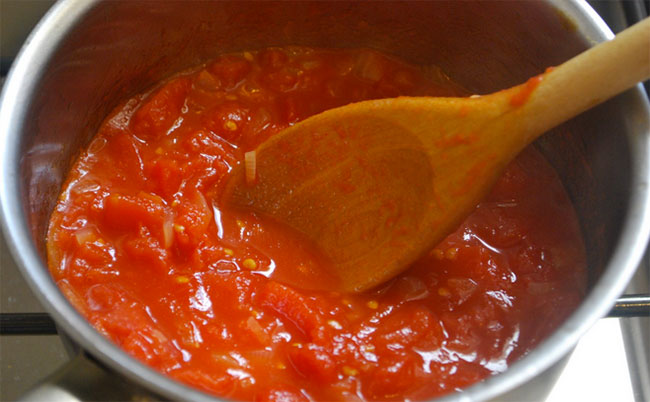 Molho de tomate com atum para macarrão